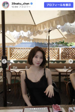 宮脇咲良、暗髪ボブ×黒キャミのオフショット　※「宮脇咲良」Instagram
