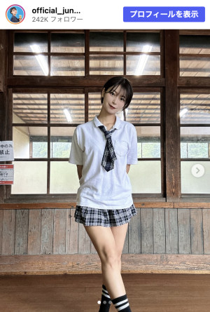 小坂田純奈、ファン称賛のミニスカ制服姿　※「小坂田純奈」Instagram