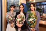 ドラマ『告白－25年目の秘密－』クランクアップ写真：（左から）久保史緒里、佐々木希、山下幸輝