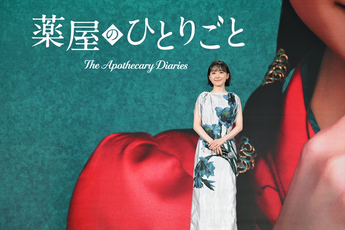 芦田愛菜、フラワーモチーフの華やかなロングドレス姿披露　人気原作実写化にSNS期待「絶対はまり役」「楽しみすぎる！」
