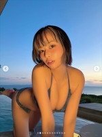ビキニ姿を披露する磯部希帆　※「礒部希帆」instagram