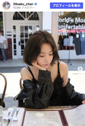 宮脇咲良、暗髪ボブ×黒キャミのオフショット　※「宮脇咲良」Instagram