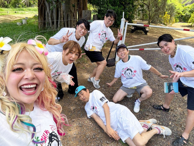 左から荒川（エルフ）、野呂佳代、新山（さや香）、田中卓志（アンガールズ）、ビビる大木、有吉弘行、吉村崇（平成ノブシコブシ） 『有吉の夏休み2026 密着77時間in Hawaii』より
