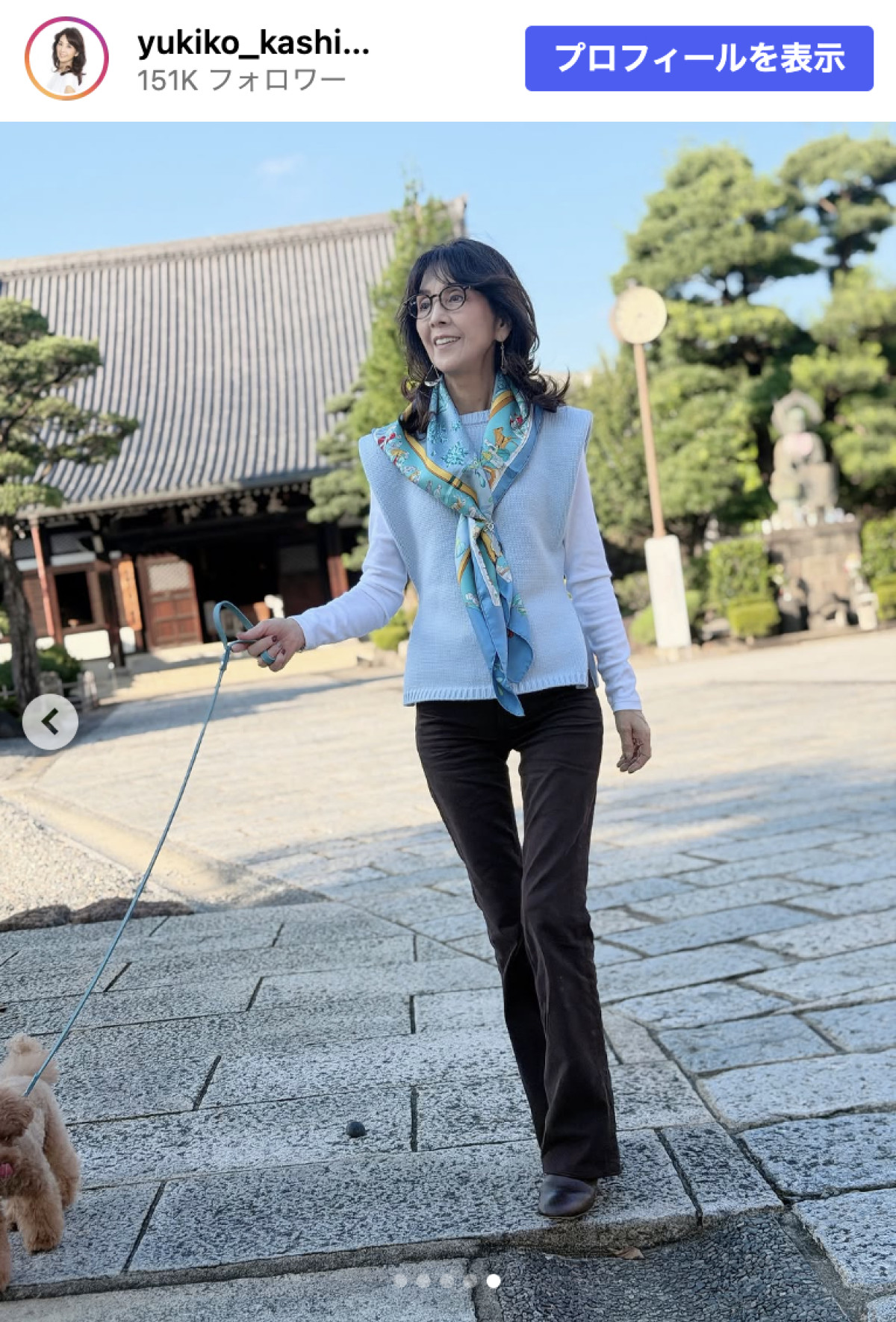 柏木由紀子78歳、爽やかブルーのニットコーデに反響「ベストの形がオシャレ」「空の色とマッチして素敵」