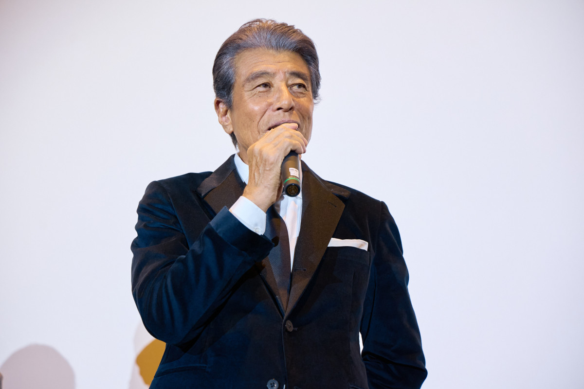 舘ひろし、横浜赤レンガ倉庫にサプライズ登場　『あぶ刑事』40周年「熱い思いです」