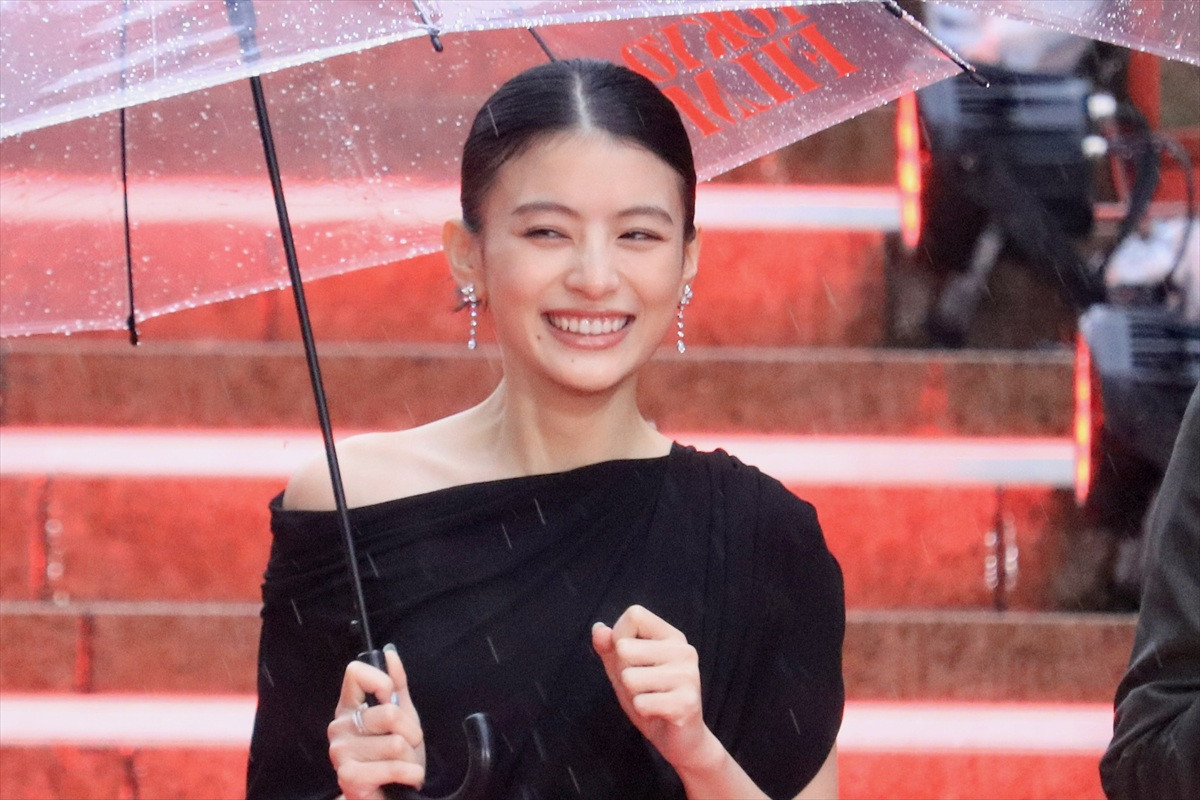 「第39回東京国際映画祭」オープニングレッドカーペットに登場した出口夏希