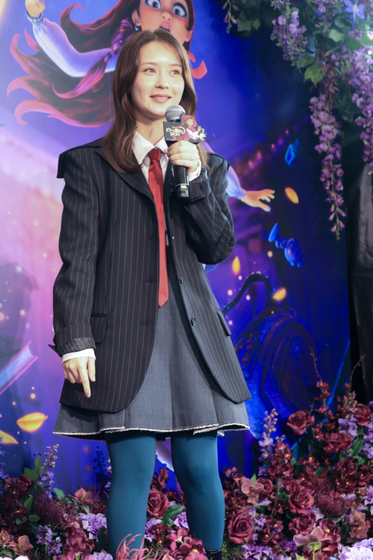 畑芽育、制服風コーデで渋谷にサプライズ登場　ミニスカート×青緑タイツを着こなす