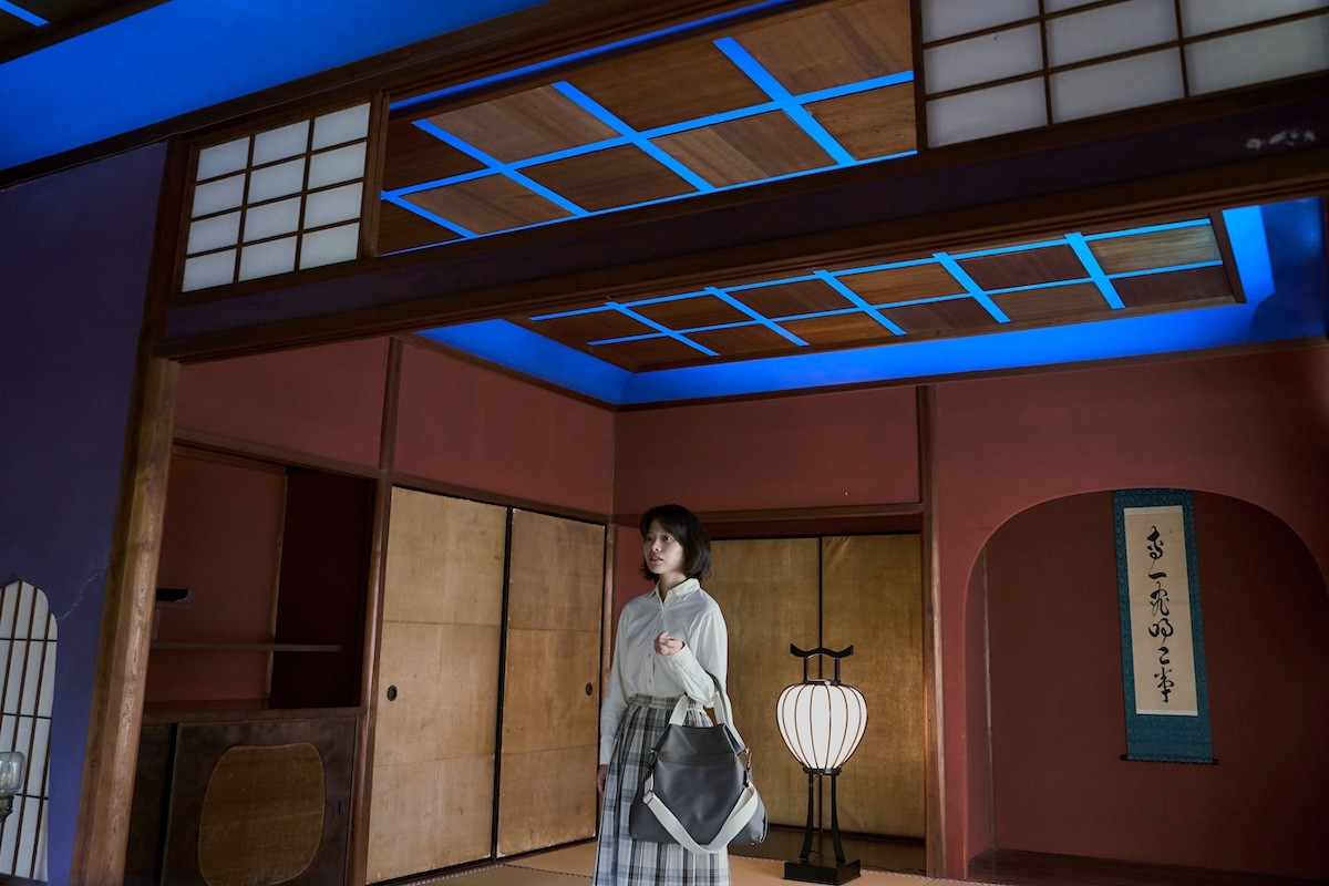 群青の間の満喜子（岸井ゆきの）『連続ドラマＷ 恩田陸 ユージニア』場面写真