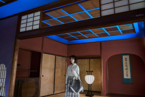 群青の間の満喜子（岸井ゆきの）『連続ドラマＷ 恩田陸 ユージニア』場面写真