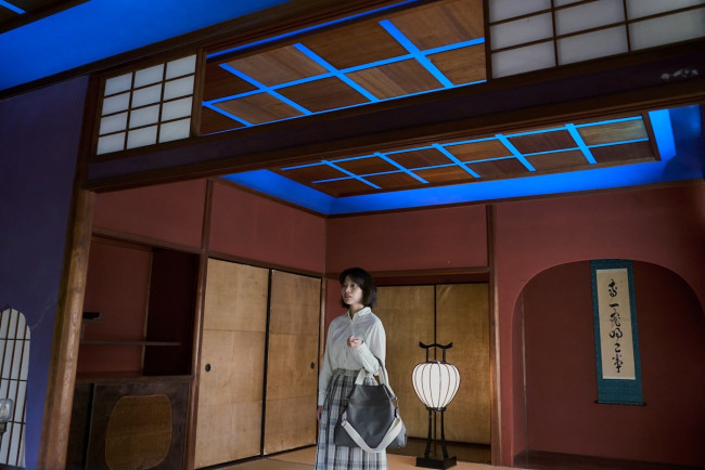 群青の間の満喜子（岸井ゆきの）『連続ドラマＷ 恩田陸 ユージニア』場面写真