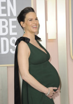 双子妊娠中のヒラリー・スワンク、2022年1月のゴールデン・グローブ賞にふっくらお腹で登場