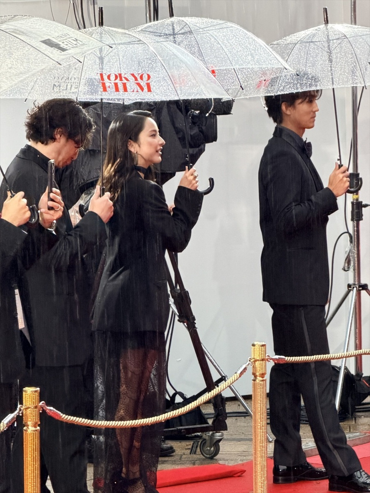 永野芽郁、ボディライン引き立てる上品ドレスで登場＜第39回東京国際映画祭＞