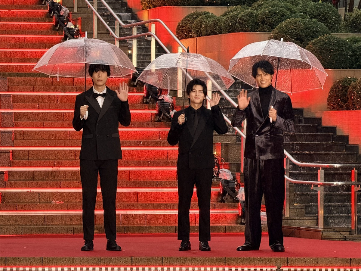 「第39回東京国際映画祭」オープニングレッドカーペットに登場した（左から）楊礼平監督、柏木悠（超特急）、鈴木伸之