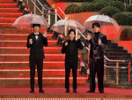 「第39回東京国際映画祭」オープニングレッドカーペットに登場した（左から）楊礼平監督、柏木悠（超特急）、鈴木伸之