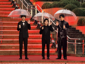 「第39回東京国際映画祭」オープニングレッドカーペットに登場した（左から）楊礼平監督、柏木悠（超特急）、鈴木伸之