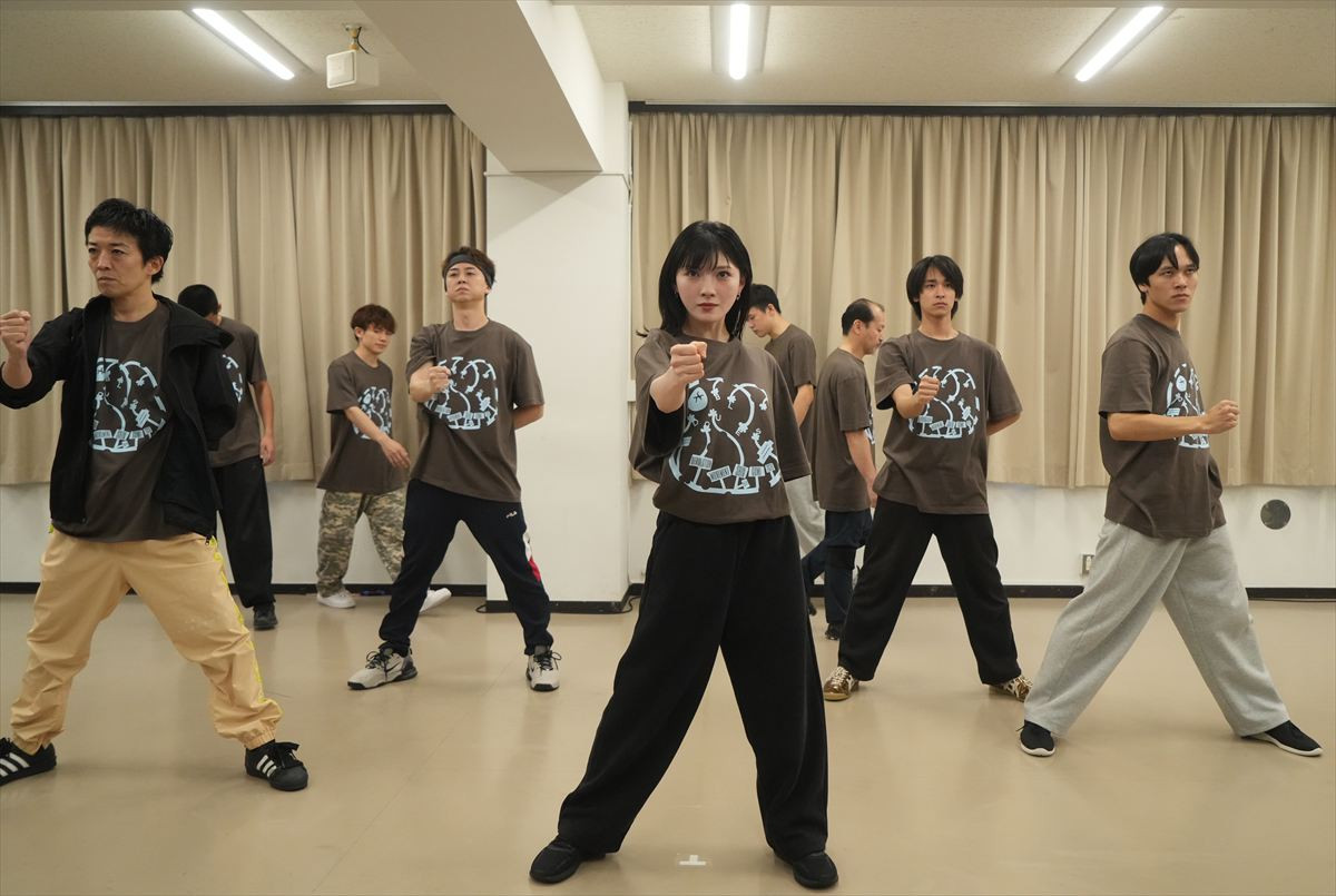 村山彩希＆岡田奈々が歌に殺陣に躍動！　つかこうへい革命ミュージカル、稽古場レポート