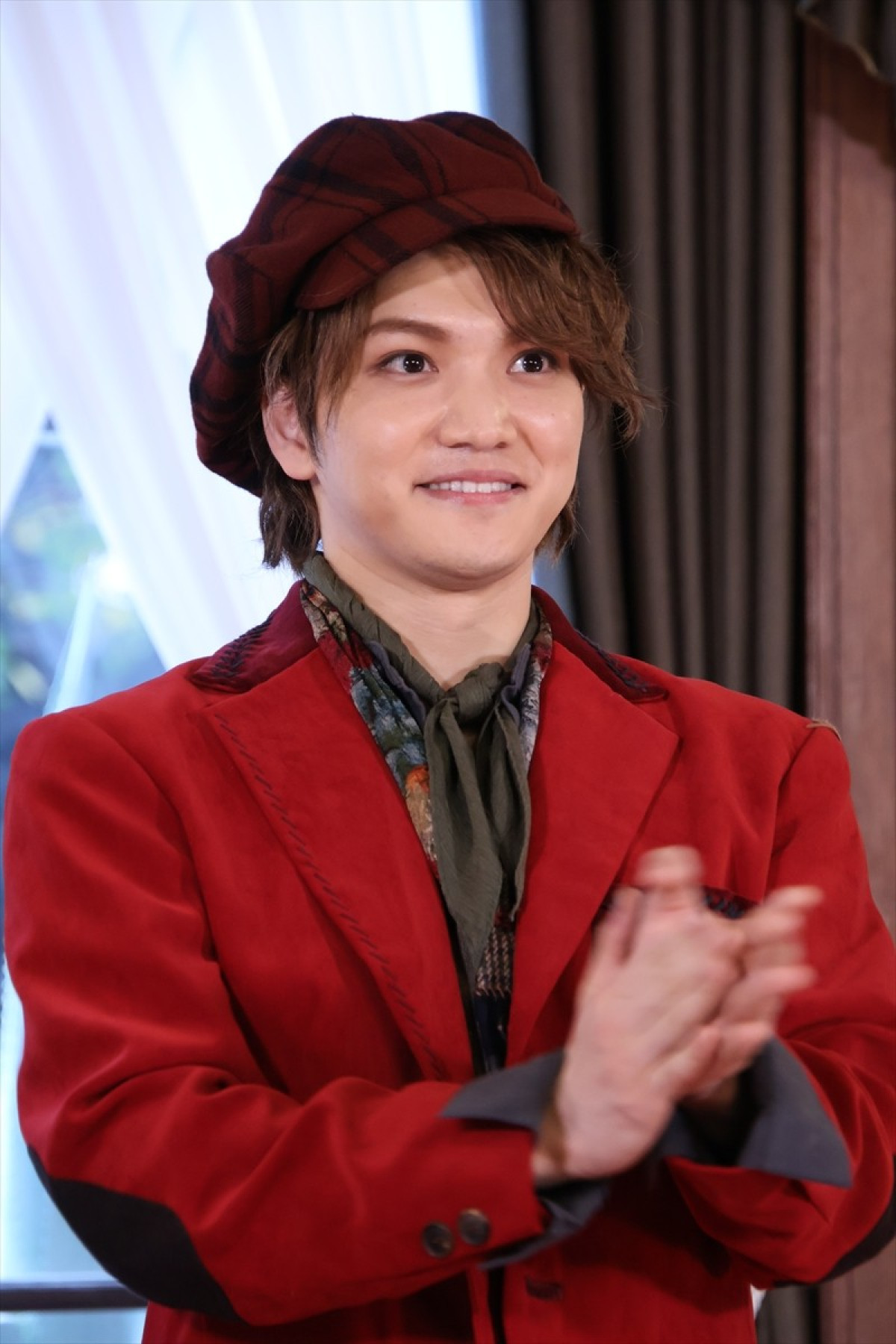 三浦宏規＆上白石萌音、舞台となるランベスでの2ショット公開　巨大パネルに苦笑い