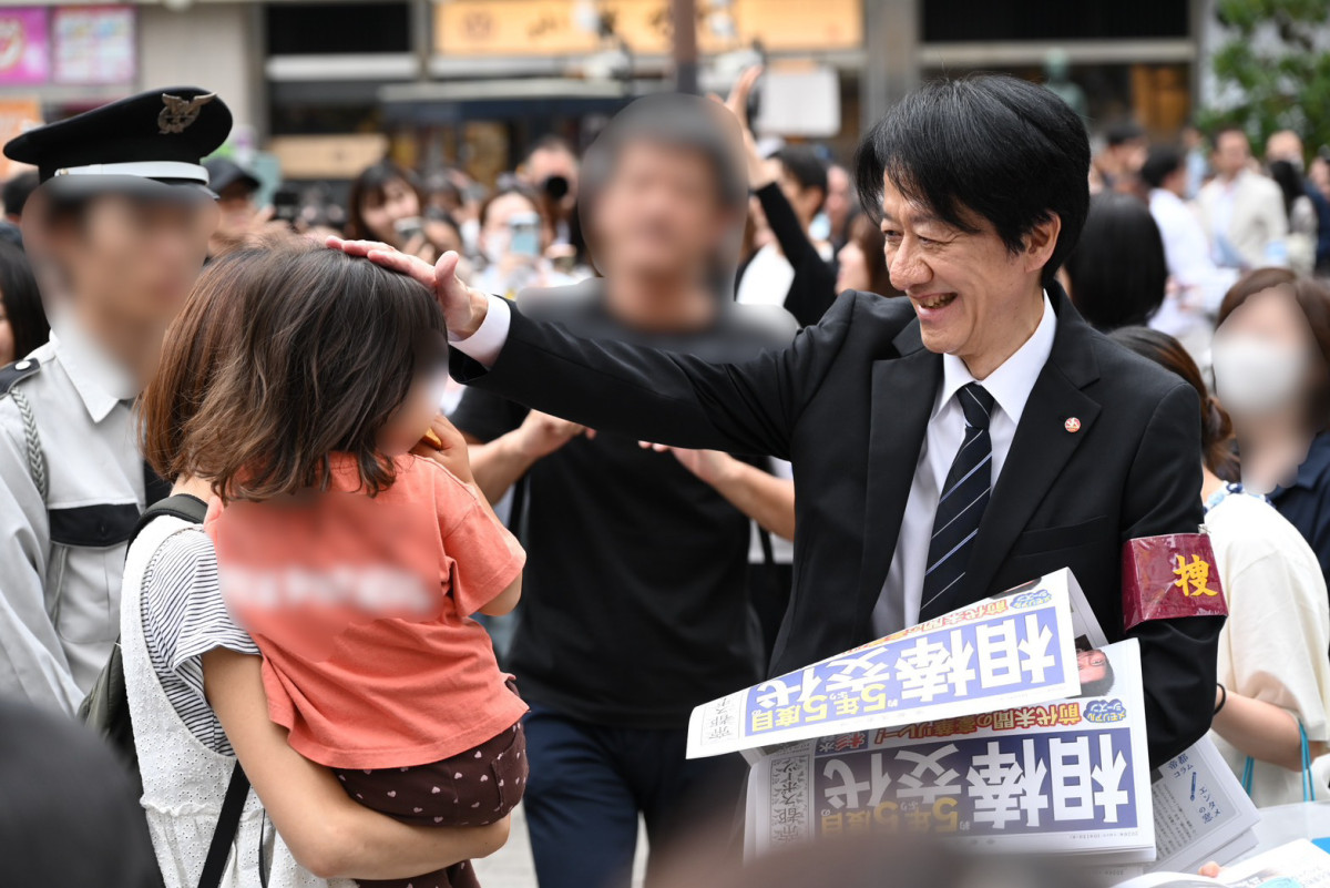 『相棒 season25』川原和久＆山中崇史＆篠原ゆき子が新橋駅前で号外配布　ファンからは拍手と歓声