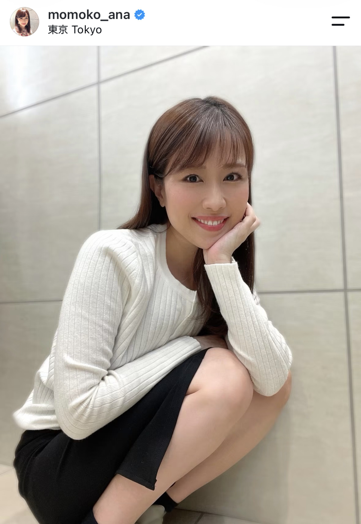 38歳美人アナ、白ニットの大人かわいい秋コーデに反響
