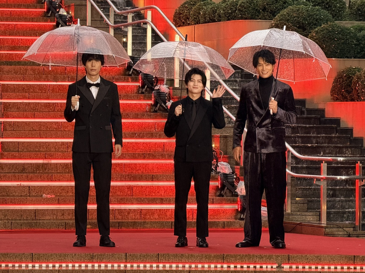 鈴木伸之＆柏木悠（超特急）、オールブラックコーデをクールに着こなす！　爽やかな笑顔で魅了＜第39回東京国際映画祭＞