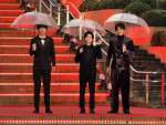 「第39回東京国際映画祭」オープニングレッドカーペットに登場した（左から）楊礼平監督、柏木悠（超特急）、鈴木伸之