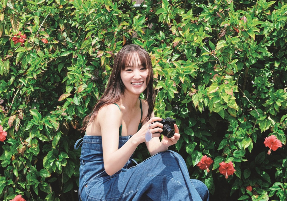 菅井友香写真集『たびすがい』先行カット初公開！　寝起きランジェリー姿、まばゆいビキニスタイルも