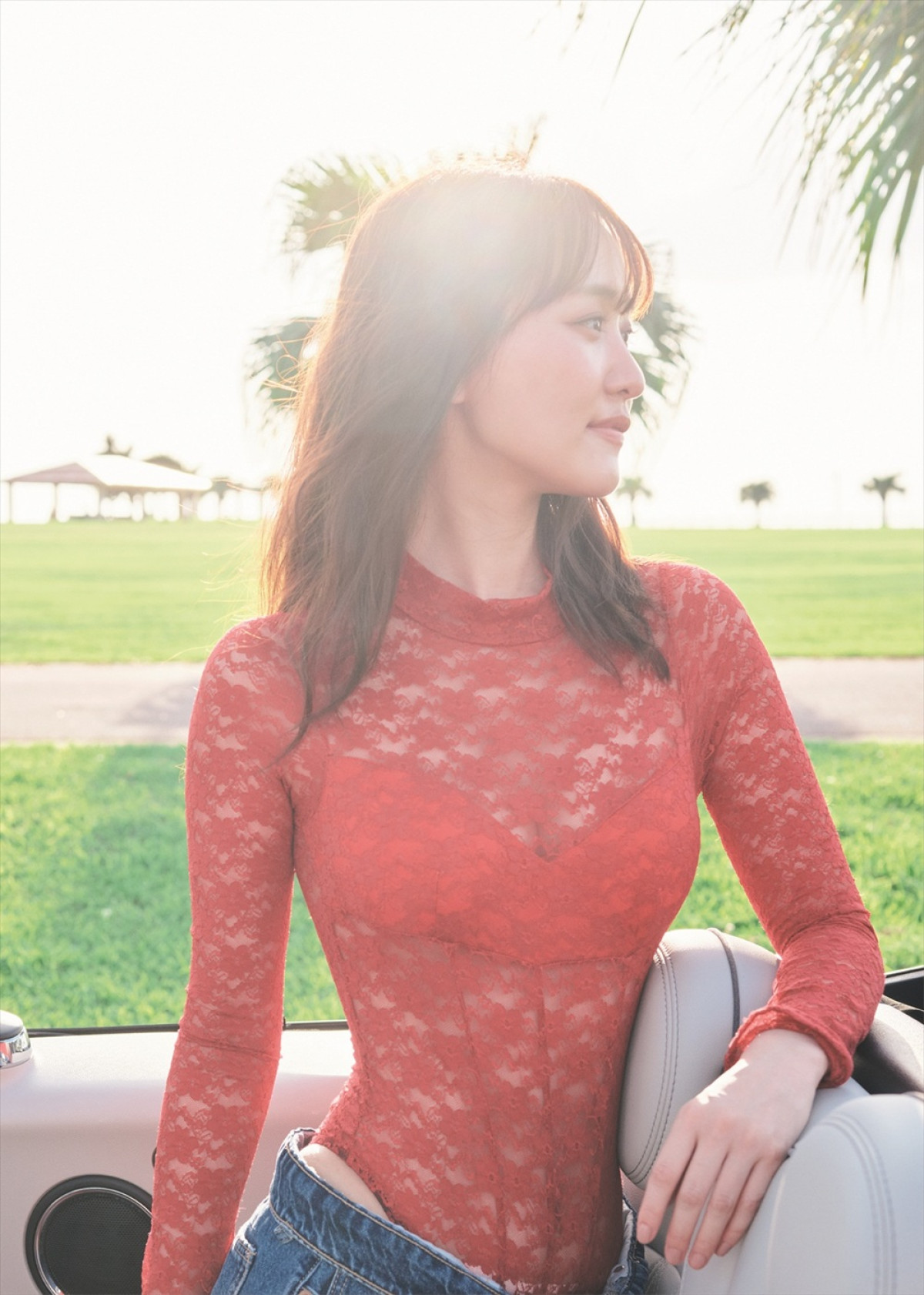 菅井友香写真集『たびすがい』先行カット初公開！　寝起きランジェリー姿、まばゆいビキニスタイルも