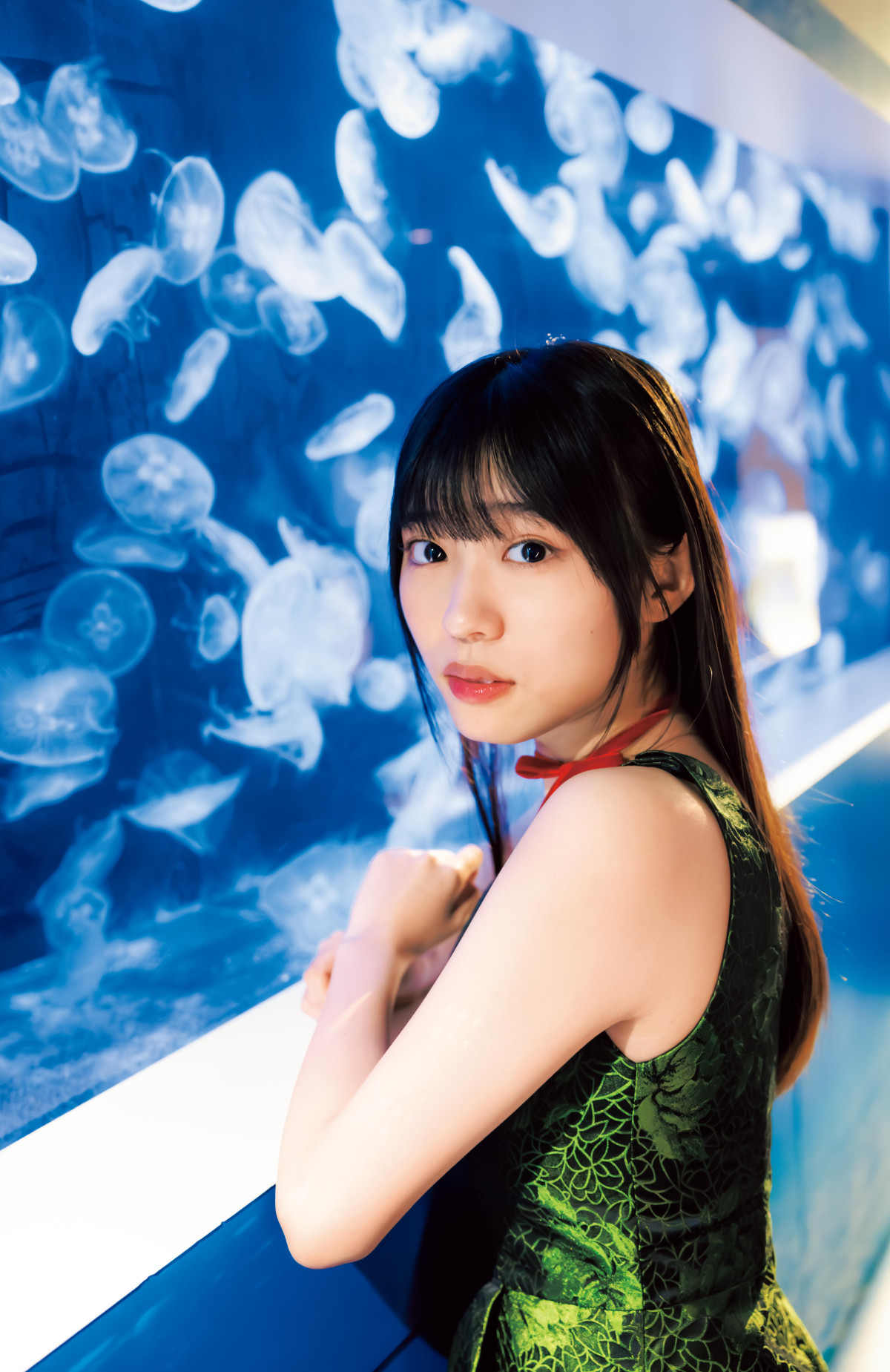 人気YouTuber美女、写真集“未公開フォト”　若手女優の水着グラビアも！