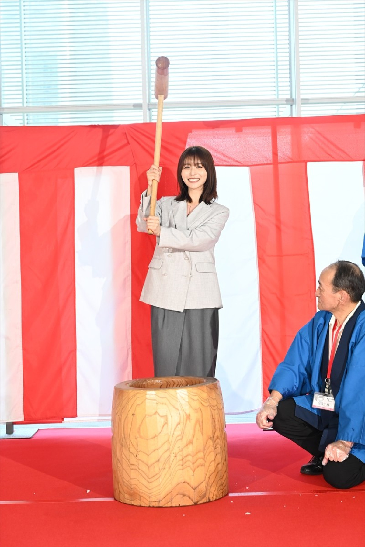 松嶋菜々子、約10kgの杵で餅つき　「全然大丈夫」と余裕の表情