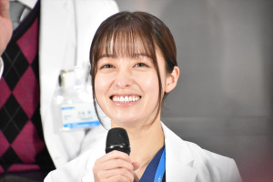 橋本環奈、ドラマ『ヤンドク！』記者会見に登場