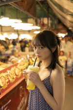 蓬莱舞2nd写真集（タイトル未定）より　バンコクのナイトマーケットをマンゴージュースを飲みながら満喫。