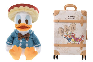 ディズニーストア『三人の騎士』のトラベルグッズ発売！　陽気なドナルド達を描いた大容量バッグなど展開