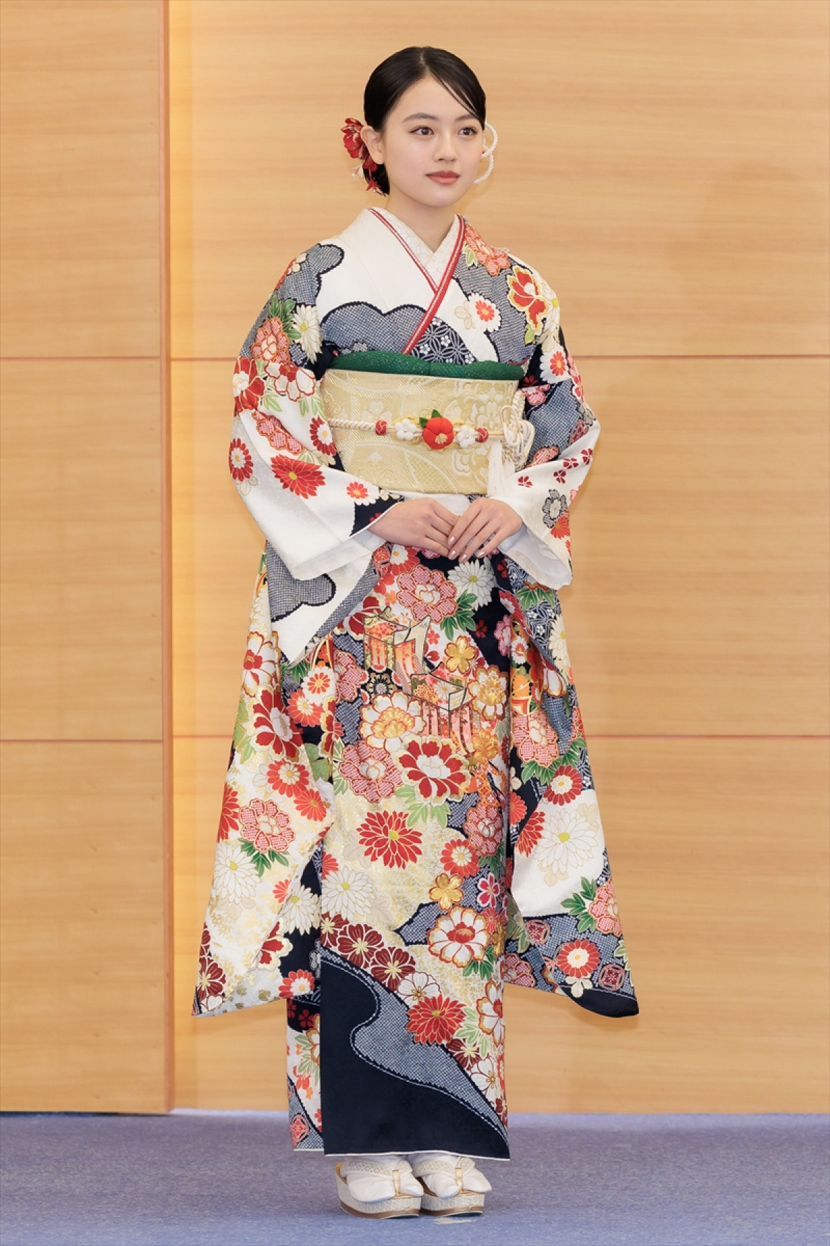 生見愛瑠「『見ない日ないね』と言われる人になりたい」　高石あかり、上坂樹里らエイベックス所属タレントと晴れ着お披露目