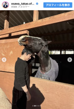 大沢たかお、馬にそっと寄り添うオフショット　※「大沢たかお」インスタグラム