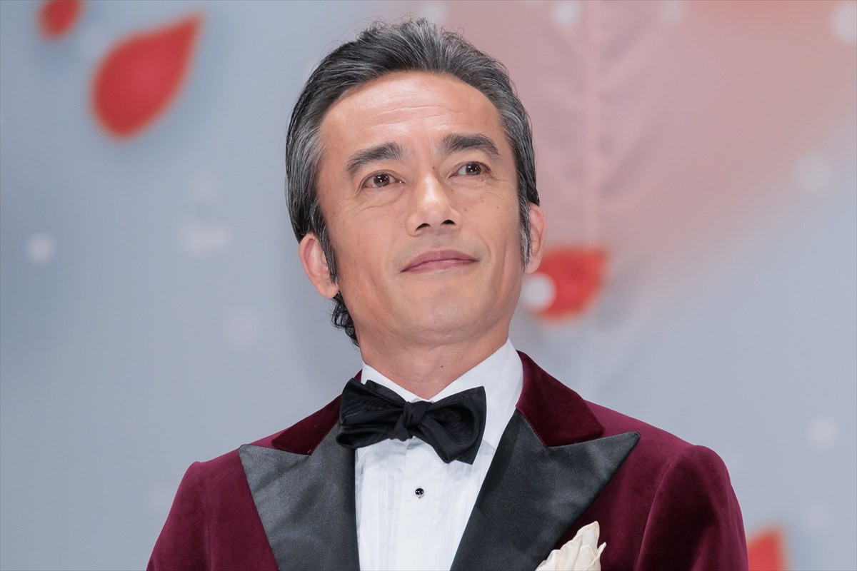 なにわ男子・長尾謙杜、母親を演じた沢口靖子をエスコート！　沢口「ほっぺが白くてプクプクッとしたところが似てる」