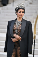 テヤナ・テイラー、超大胆シースルードレスでパリ・ファッションウィークに降臨