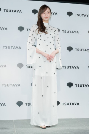 梅澤美波、2nd写真集『透明な覚悟』発売記念記者会見に登場