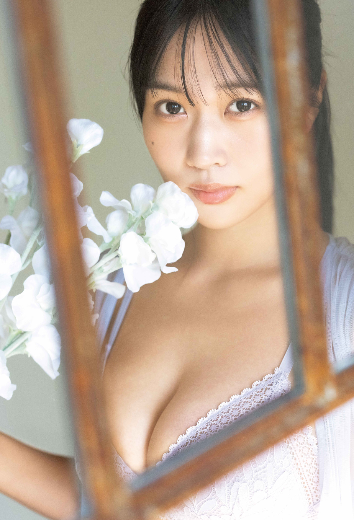 グラビア10周年えなこ記念号！　業界席巻中の“最強ボディ”20歳も