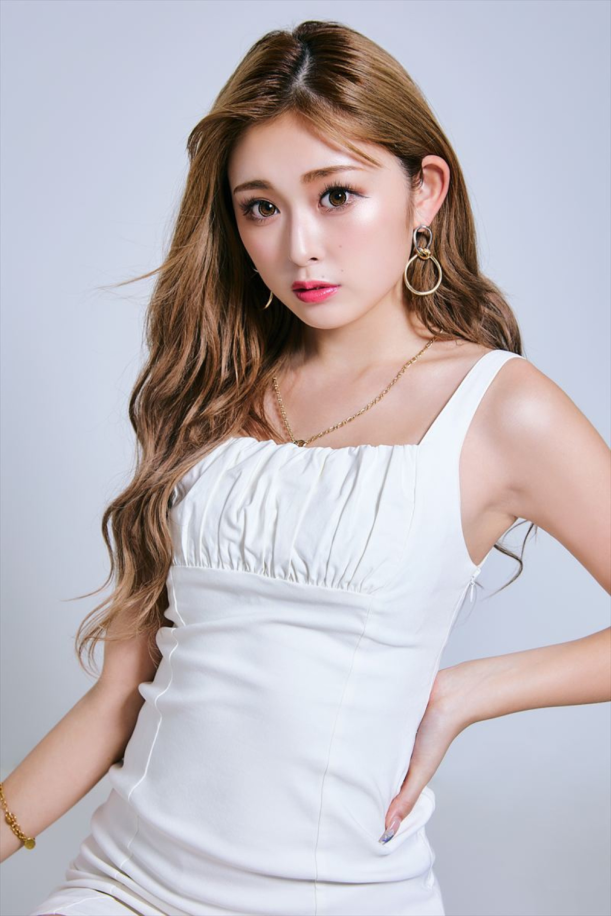 映画『アギトー超能力戦争ー』にしゅつえんするゆうちゃみ