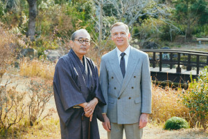 ドラマ『魯山人のかまど』に出演する（左から）藤竜也、サイモン・ペッグ