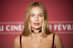 マーゴット・ロビー、映画『嵐が丘』パリ・プレミアにて