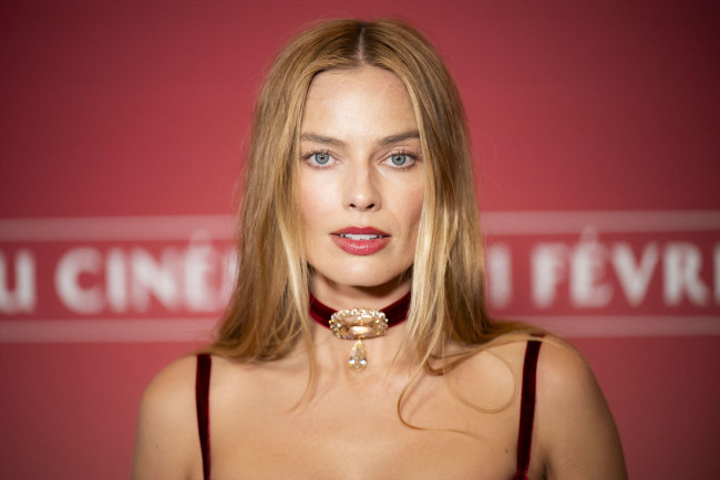 マーゴット・ロビー、映画『嵐が丘』パリ・プレミアにて