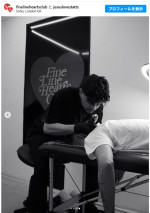 ベッカム家次男ロメオ、家族に捧げる新たなタトゥー「Family」を追加　※「FINE LINE HEARTS CLUB」Instagram