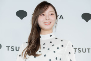 梅澤美波、2nd写真集『透明な覚悟』発売記念記者会見に登場