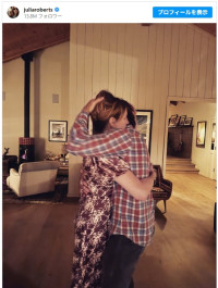 夫ダニー・モダーの誕生日をハグショットでお祝い　※「ジュリア・ロバーツ」インスタグラム