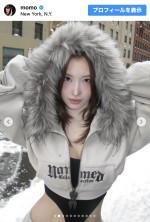 TWICE MOMO、仰天ファッションで街をかっ歩　※「TWICE・MOMO」インスタグラム