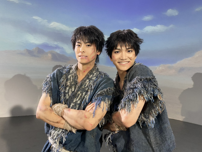 舞台『キングダムII-継承-』で信役を続投する（左から）高野洸、三浦宏規