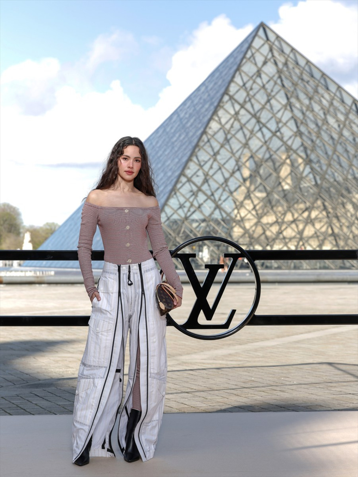 アナ・デ・アルマス、ルイ・ヴィトンのショーでキュートなメガネ姿披露　中条あやみ&BLACKPINKリサらも来場