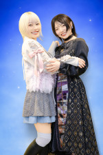 テレビアニメ『黒猫と魔女の教室』インタビューより（左から）本渡楓、和泉風花