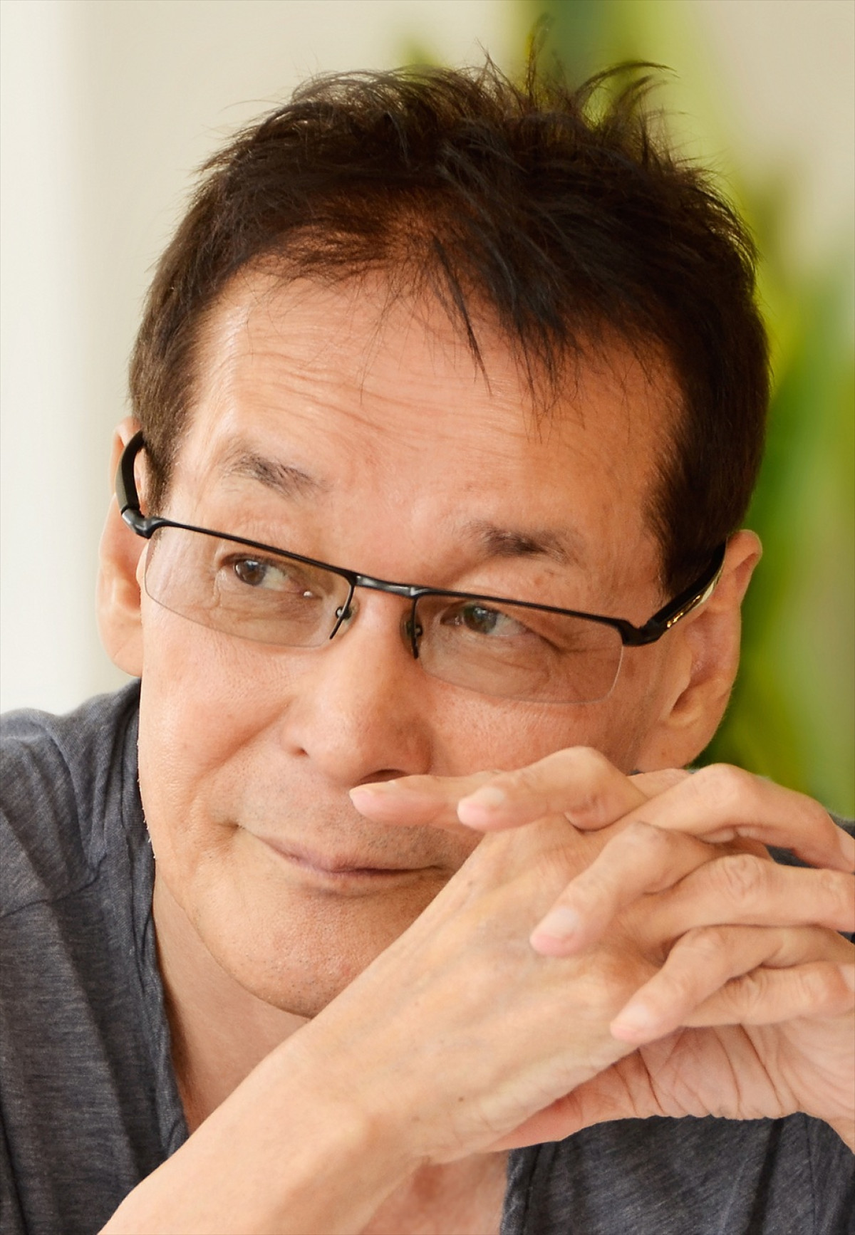 吉岡里帆が約4年ぶりに“どんぎつね”に！　黒ドレスで鰹節に溺れる「日清のどん兵衛」新CM公開